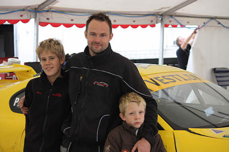 Her ses en glad Peter Vesti med begge sine sønner, foran sin Toyota Supra racer, som han i år har vundet mesterskabet i SP4 klassen i.